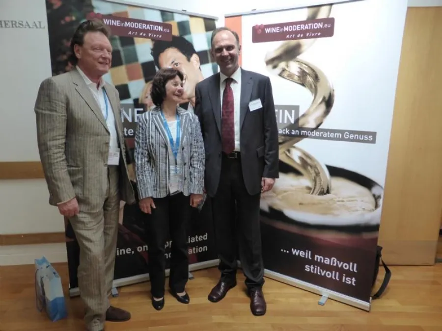 Prof. Nicolai Worm (Nutritionist) and Prof. Mladen Boban (Physician) – both actively participating in the Wine Information Council group of experts – came to speak at a symposium about Nutritional Aspects of moderate wine consumption organised during the conference “Ernährung 2014” or Nutrition 2014 which was held in Ludwigsburg on 26 June 2014. More than 100 nutritionists as well as physicians specialising in nutrition attended the symposium where Prof. Worm (Munich) explained the latest scientific evidence on moderate wine consumption and cardiovascular risk and , Prof. Mladen Boban (University of Split Medical School, Croatia) illustrated how wine can be protective against postprandial oxidative stress when consumed as an integral part of the meal, and that drinking with meals represents an important aspect of recommended wine drinking patterns. The big interest of the participants in the topic was reflected in the lively discussion and numerous questions at the end of the congress.
